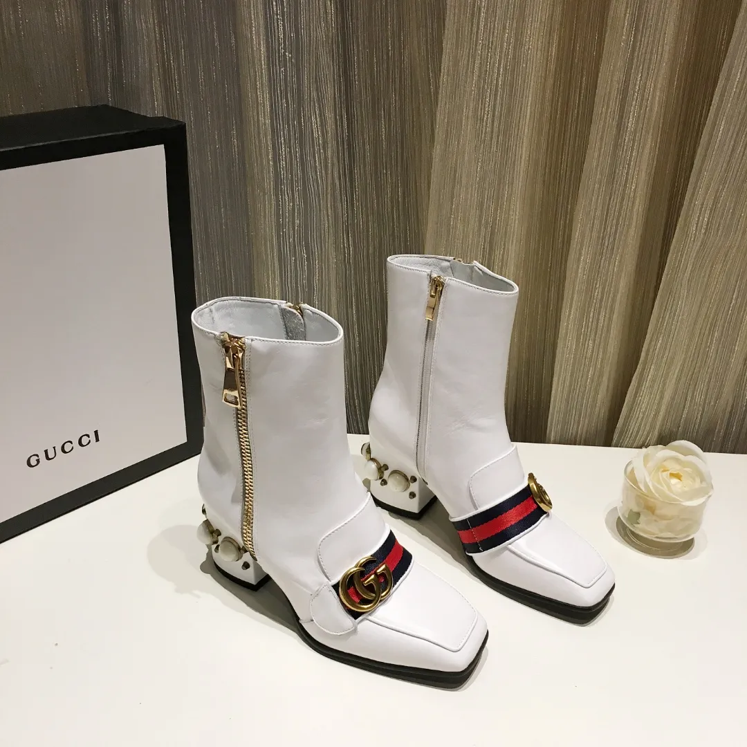 👟👟Ex-factory price 540👟👟 Classic version of GUCCI [Lightning] [Lightning] The latest autumn and winter new style 7-inch short boots [Love] The must-sell model in the picture above [Love] The original shoe last effect is great [Strong] The heel is also the original shoe 1:1 big pearl that fits the heel 100% 👻 Not the cheap small pearl on the market 🎉 The imported fabric is full-grain cowhide 🎁The texture is very beautiful💝Pay special attention to the fact that the inner pads are all imported sheepskin. The heel height is 7 cm. 35--40 in full package.